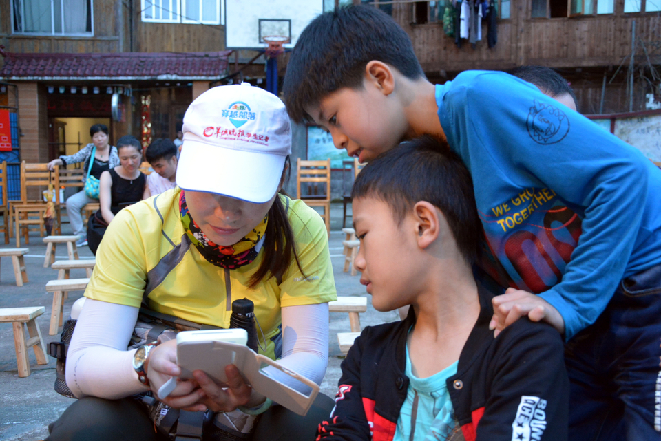 与当地小孩交流
