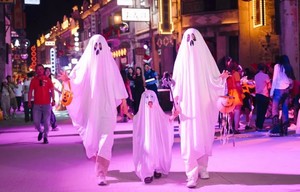 10.31-11.1【赤坎古镇2日】去赤坎过万圣节、百年火秀烟花秀、共赏百年好戏、畅玩黑沙滩、浮月村、都斛海鲜街品海鲜