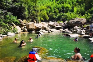 【2日定制】三步石峡谷溯溪，天然河道，天目山峡谷漂流，夜间篝火晚会