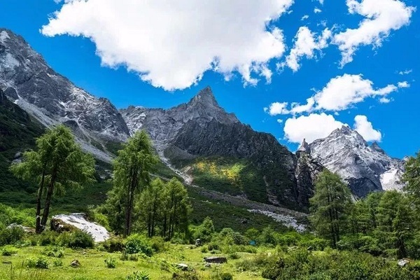 毕棚沟1日游 • 6月2日【周六】行走在川西宝地，这里有巍峨雪山，纯净的湖泊，原始森林，溪流瀑布……
