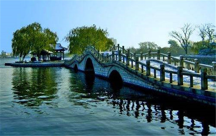 北京周边 活动详情 大明湖是济南三大名胜之一,繁华都市中天然湖泊是