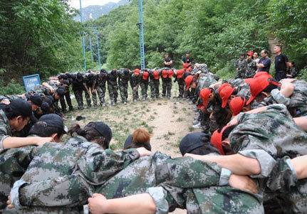 领袖风采拓展训练图片