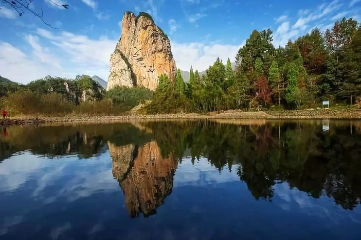 石桅岩位于鹤盛乡下岙村的峡谷中,擎天拔地,有"浙南天柱"之誉,堪称