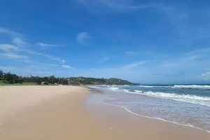 每周末出发【惠州咸台港海岸线1天】行摄原始海岸线，漫步超长细海滩、听海拾贝