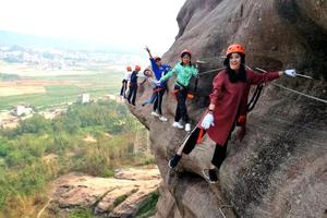 清远马头石休闲徒步赏丹霞画卷 挑战勇敢者的游戏 马头山飞拉达悬崖攀登一天游