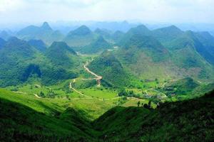 特价99元起行走于莫六公山脊线，一望无际的大草坡，观数千座秀丽的喀斯特峰丛一天