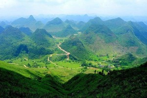 特价109元起行走于莫六公山脊线，一望无际的大草坡，观数千座秀丽的喀斯特峰丛一天