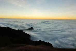 特价168元周六晚出发【特种兵之夜爬湖南八面山】海拔2042米山丘草甸，穿越原始森林赏日出云海一天一夜