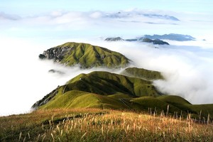 特价299元（汽车出发两天两夜）醉美武功山爬山 天上草原 徒步穿越20公里 看日出日落 观云海 数星星