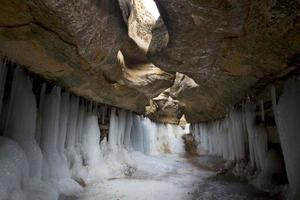 元月3日地下冰窟奇观庆阳黑老锅+北石窟一日游