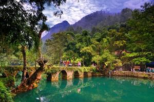 8月19日-27日张家界+小七孔+肇兴侗寨+凤凰古城+千户苗寨+芙蓉镇+重庆火锅 9日深度游