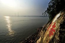 赤壁山临江悬崖