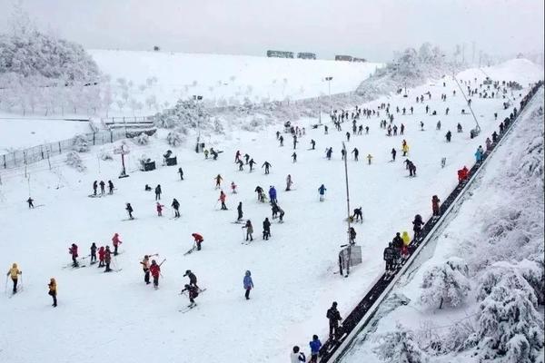 【滑雪+温泉酒店】安吉不限时滑雪+私汤温泉，奔赴冬日盛宴，寒冷里挡不住的诱惑——滑雪！