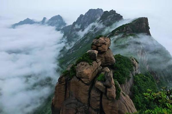 九华五老虚揽结，不及灵山秀色多