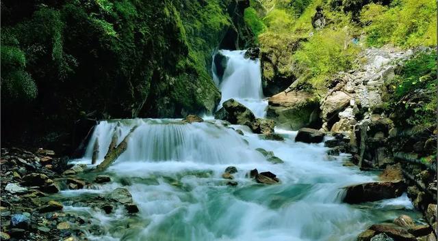 成都出发300km，中国版的黄石公园！亚洲最大冰瀑，最梦幻的震撼