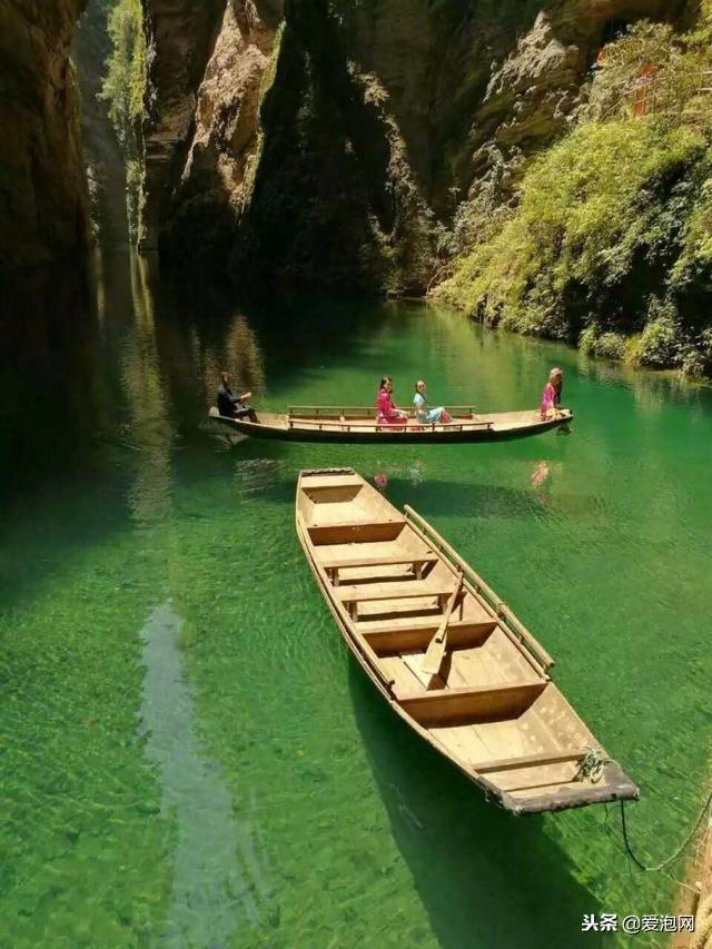 湖北恩施屏山峡谷：船行上面如飘浮空中，誉为中国仙本那，超美！