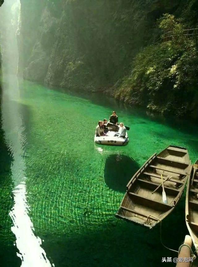 湖北恩施屏山峡谷：船行上面如飘浮空中，誉为中国仙本那，超美！