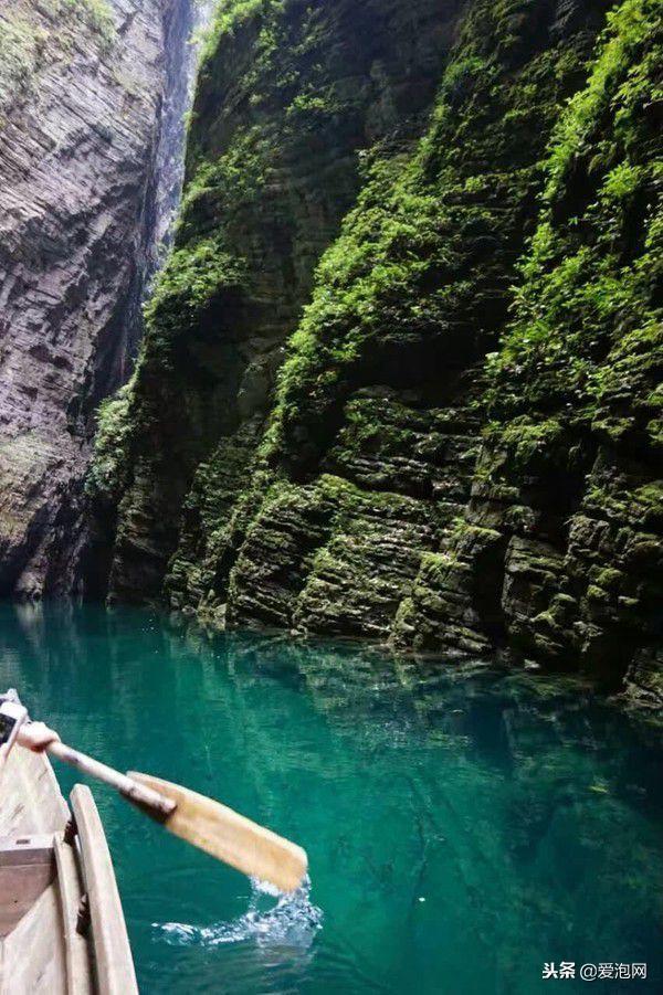 湖北恩施屏山峡谷：船行上面如飘浮空中，誉为中国仙本那，超美！