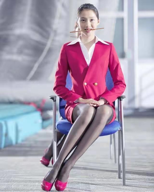 为什么空姐一直都是穿裙子而不是长裤呢？老机长偷偷告诉你实情
