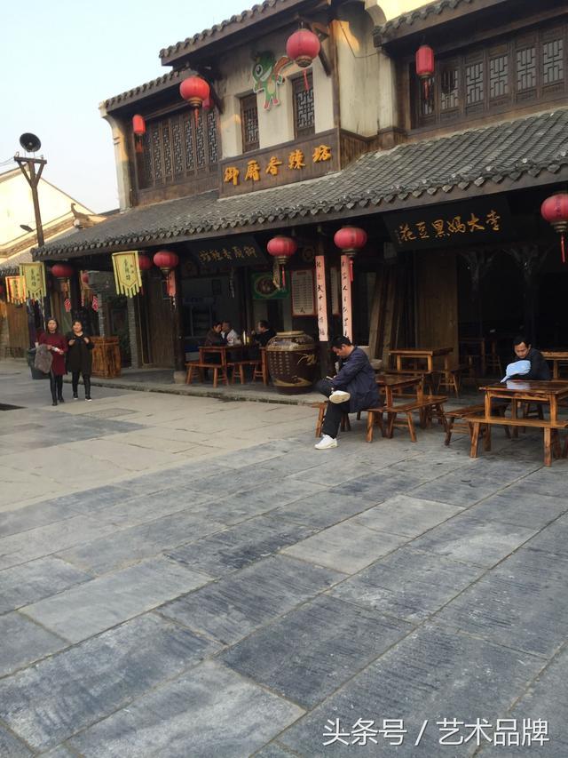 皇陵边上的特色小镇：游湖北钟祥莫愁湖小镇，山水相连，美食饕餮