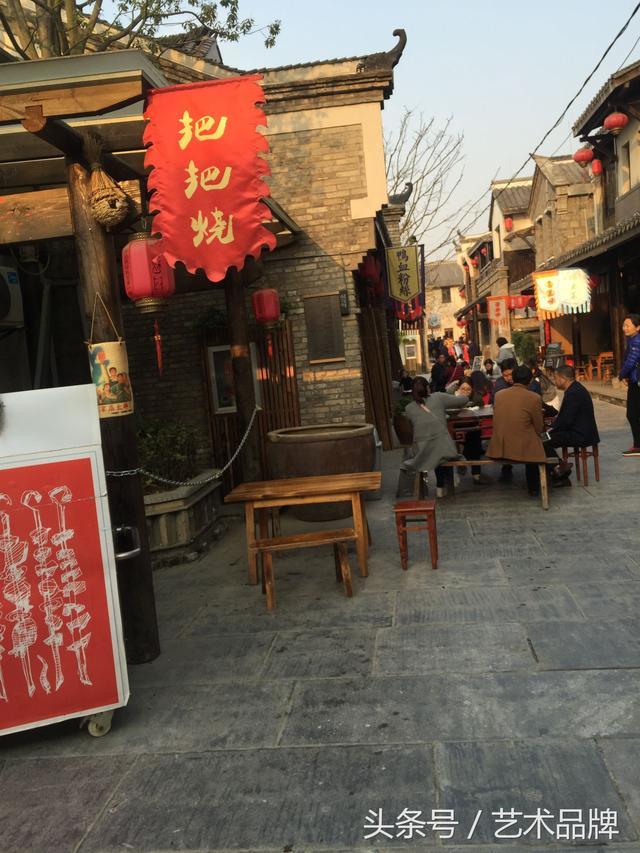 皇陵边上的特色小镇：游湖北钟祥莫愁湖小镇，山水相连，美食饕餮