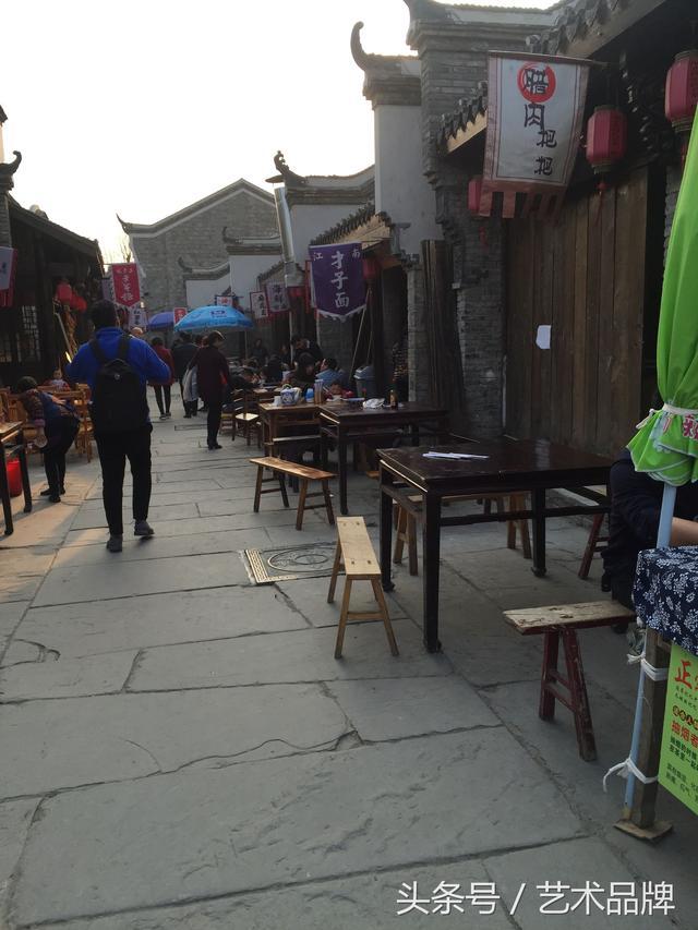 皇陵边上的特色小镇：游湖北钟祥莫愁湖小镇，山水相连，美食饕餮