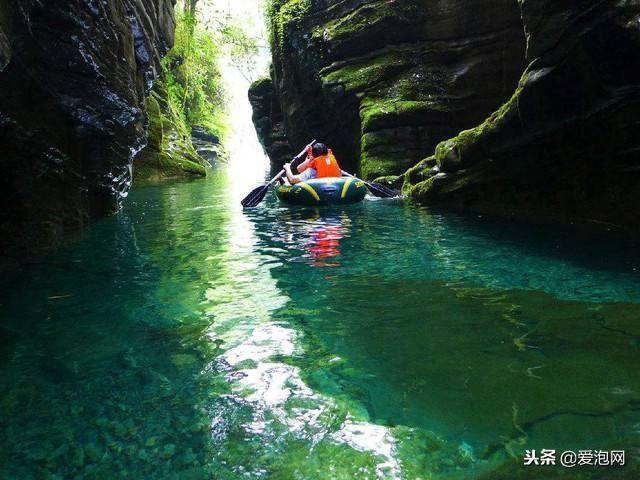 湖北恩施屏山峡谷：船行上面如飘浮空中，誉为中国仙本那，超美！