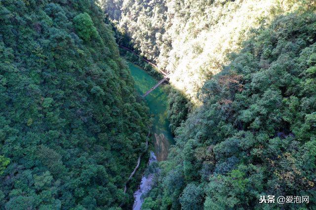 湖北恩施屏山峡谷：船行上面如飘浮空中，誉为中国仙本那，超美！
