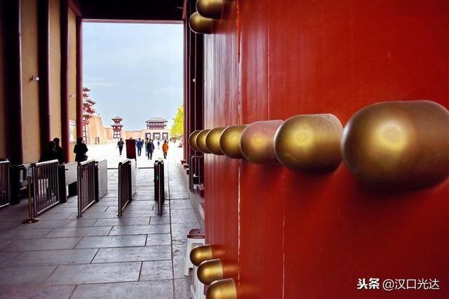 枣阳中国汉城：还没进门 广场上青铜雕塑群就气势逼人 令人震撼