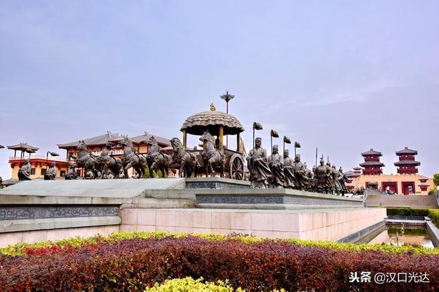 枣阳中国汉城：还没进门 广场上青铜雕塑群就气势逼人 令人震撼