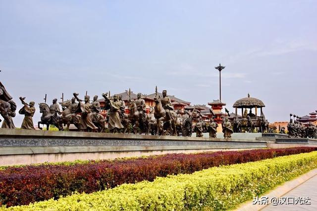 枣阳中国汉城：还没进门 广场上青铜雕塑群就气势逼人 令人震撼