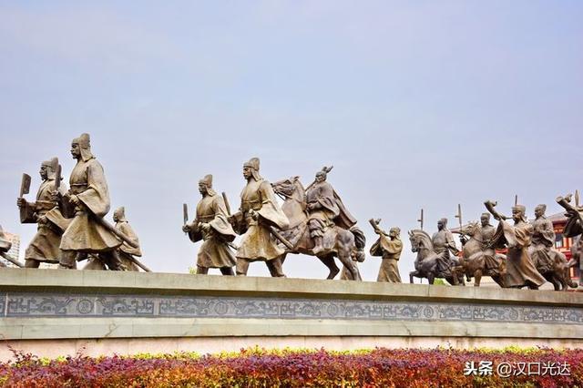 枣阳中国汉城：还没进门 广场上青铜雕塑群就气势逼人 令人震撼