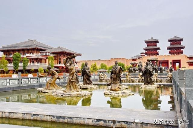 枣阳中国汉城：还没进门 广场上青铜雕塑群就气势逼人 令人震撼