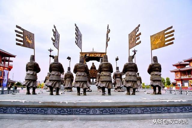 枣阳中国汉城：还没进门 广场上青铜雕塑群就气势逼人 令人震撼