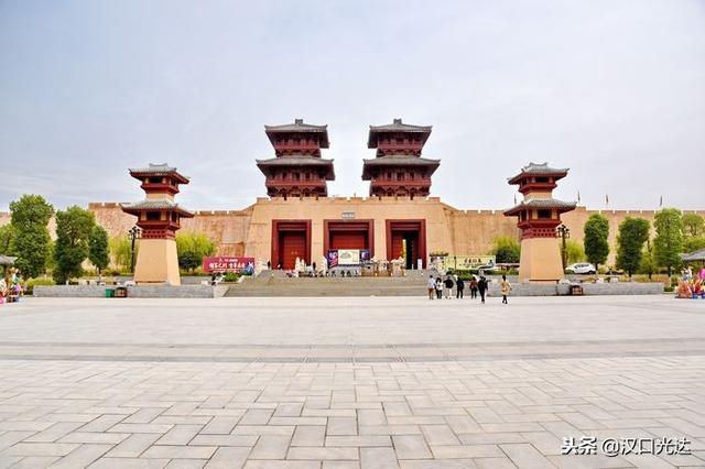 枣阳中国汉城：还没进门 广场上青铜雕塑群就气势逼人 令人震撼