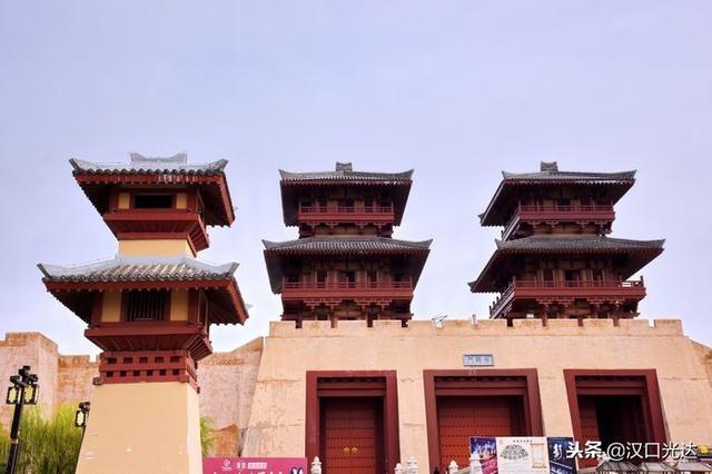 枣阳中国汉城：还没进门 广场上青铜雕塑群就气势逼人 令人震撼