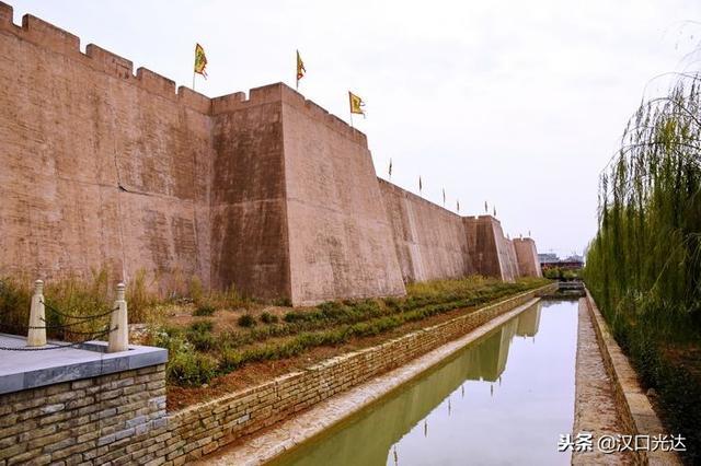 枣阳中国汉城：还没进门 广场上青铜雕塑群就气势逼人 令人震撼