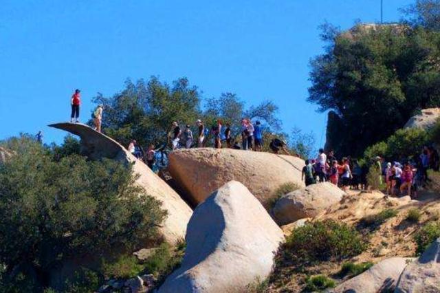靠一块会骗人的石头，骗过了无数游客，如今成为热门网红景点