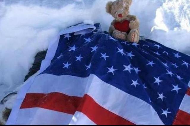 她是珠峰上有名的睡美人，有一只泰迪熊陪伴，临终前说不要丢下我