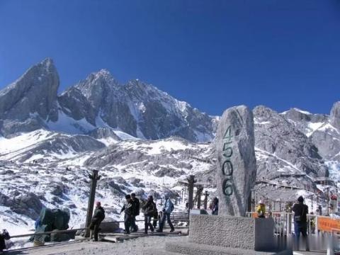 珠穆朗玛峰早已被人类征服，为何玉龙雪山始终无人登顶？