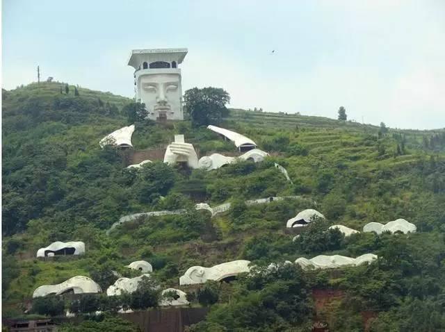 还原十八层地狱的“鬼城”，游客只在白天游览，一到晚上空无一人