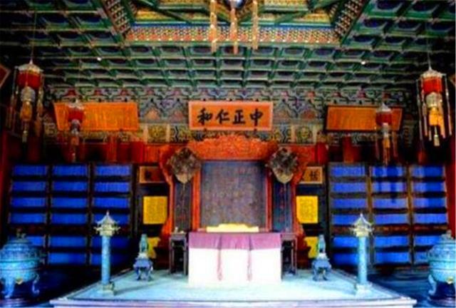 故宫养心殿为何常年潮湿阴冷？专家撬开地砖后，终于揭开了真相