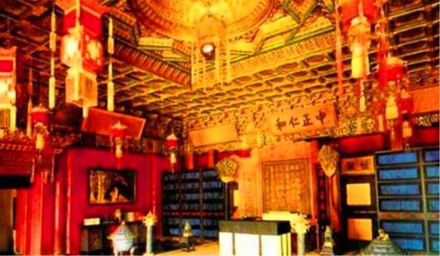 故宫养心殿为何常年潮湿阴冷？专家撬开地砖后，终于揭开了真相