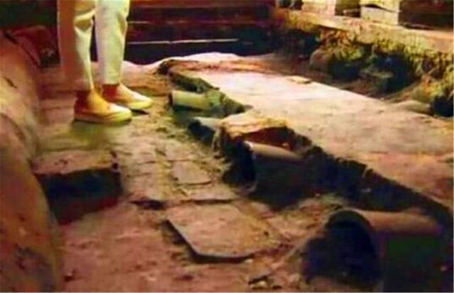 故宫养心殿为何常年潮湿阴冷？专家撬开地砖后，终于揭开了真相