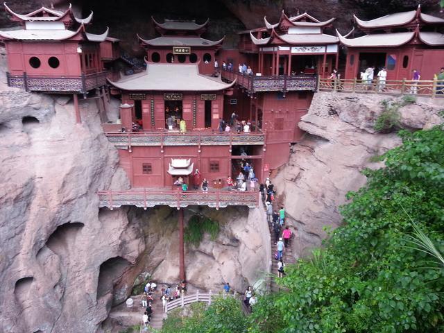 福建这座寺庙建在悬崖边，只用一根木柱支撑，千年来一直屹立不倒