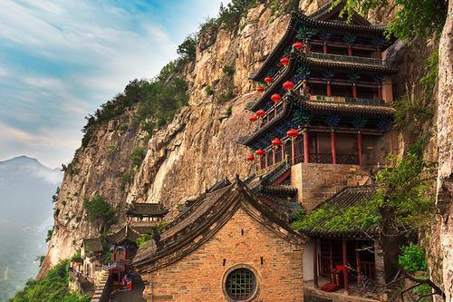 河北建在悬崖上的寺庙，用9根锁链支撑1400多年，常年香客不断