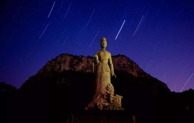河北建在悬崖上的寺庙，用9根锁链支撑1400多年，常年香客不断