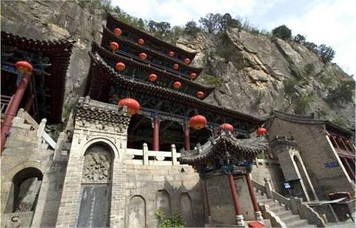 河北建在悬崖上的寺庙，用9根锁链支撑1400多年，常年香客不断