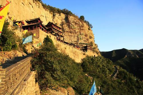 河北建在悬崖上的寺庙，用9根锁链支撑1400多年，常年香客不断