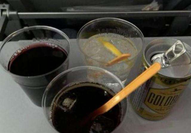 飞机上有4样东西是“免费”的，乘客不要求，空姐是不会主动给的